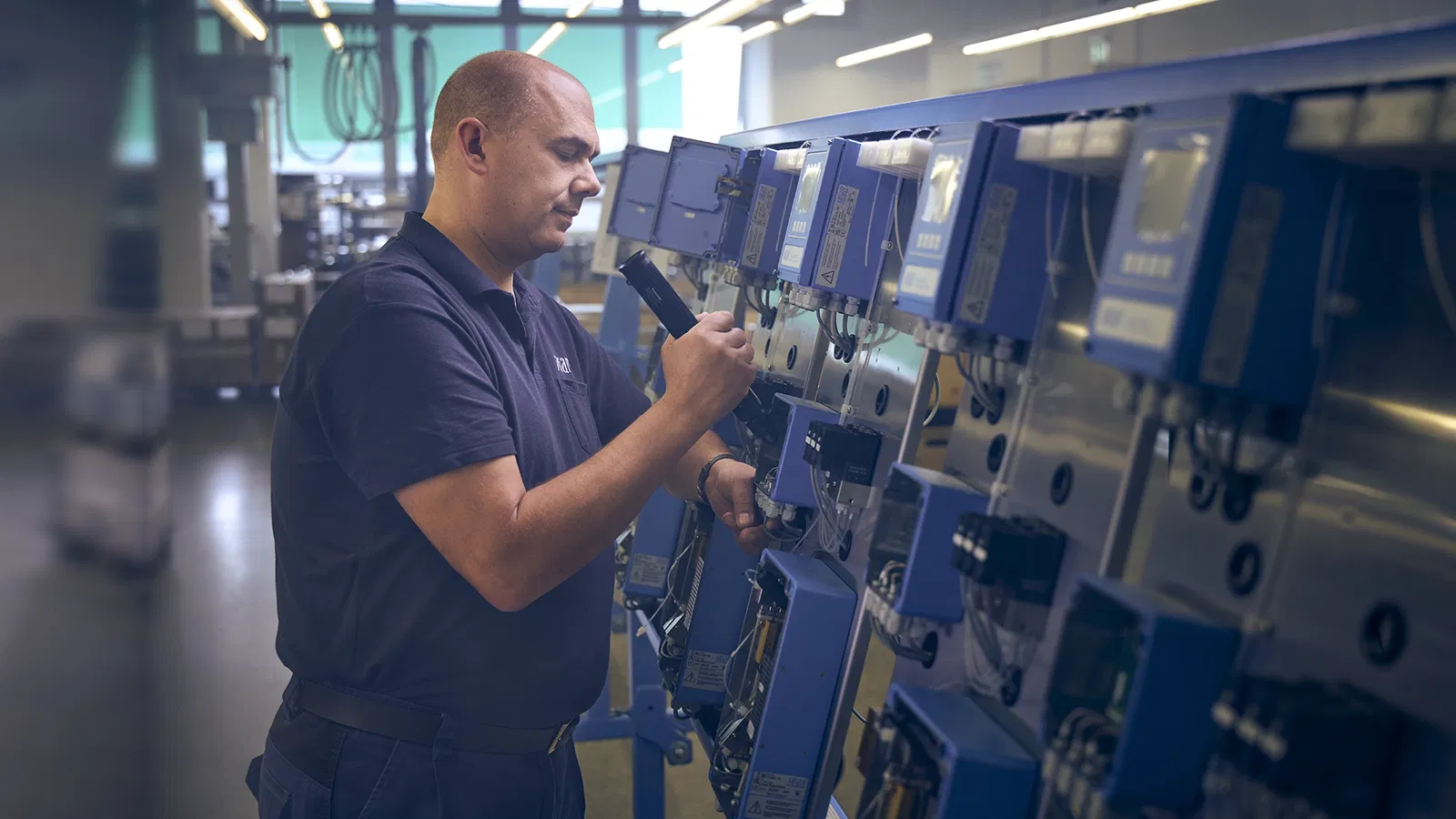 Swan-technicus inspecteert water-analyzer apparatuur