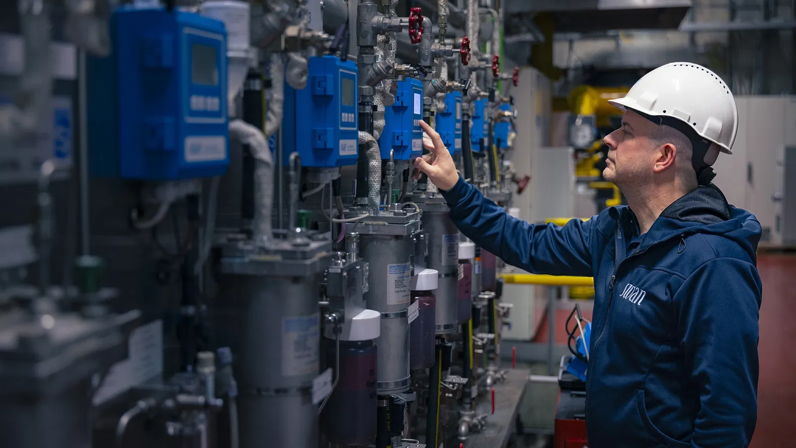 Gecertificeerde Swan-servicetechnicus aan het werk op een water-analyzer